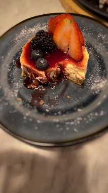 mini round strawberry cheesecake close view