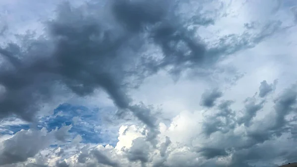 Bulutların üzerinde dramatik bir ışıkla gün batımı..