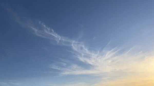 Bulutların üzerinde dramatik bir ışıkla gün batımı..