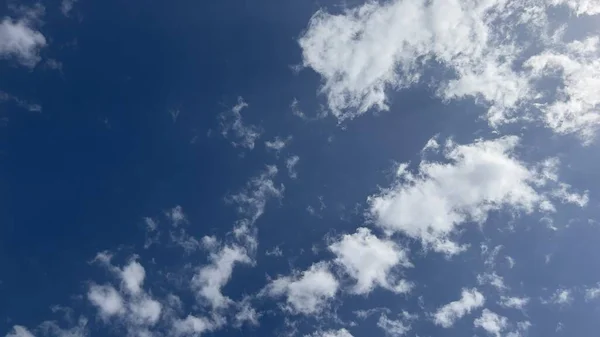 Bulutların üzerinde dramatik bir ışıkla gün batımı..