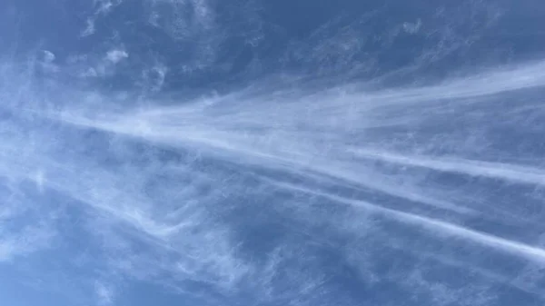 Bulutların üzerinde dramatik bir ışıkla gün batımı..