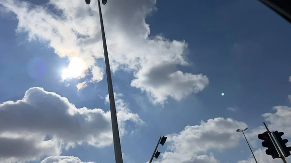 Bulutların üzerinde dramatik bir ışıkla gün batımı..