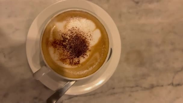 Uma Xícara Arte Latte Uma Mesa Branca — Vídeo de Stock