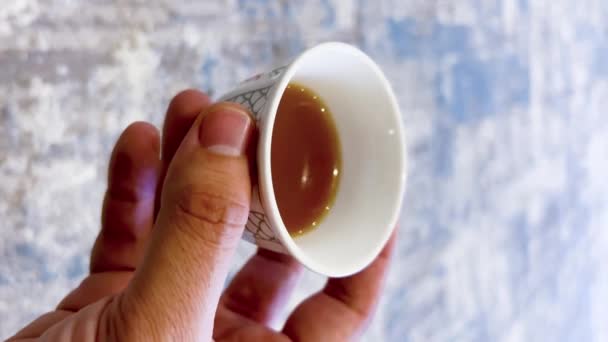 Mann Hält Eine Weiße Tasse Mit Arabischem Kaffee — Stockvideo