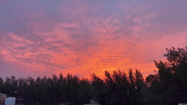 Krásné Zapadající Nebe Nad Mraky Dramatickým Světlem — Stock video