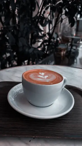 Açık kahverengimsi taze mocha 'ya yakın, güzel latte sanatıyla Paris, Fransa