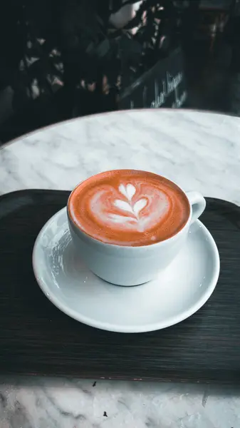 Açık kahverengimsi taze mocha 'ya yakın, güzel latte sanatıyla Paris, Fransa