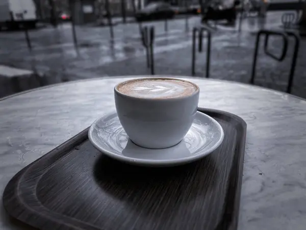 Açık kahverengimsi taze mocha 'ya yakın, güzel latte sanatıyla Paris, Fransa