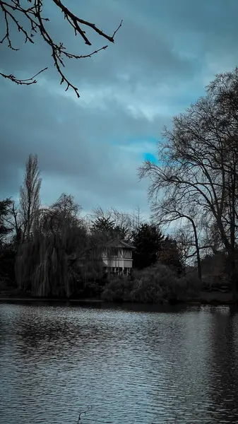 Paris, Fransa 'daki göl manzarası çok güzel.