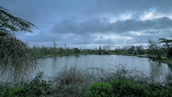 Parkta bir nehir manzarası Paris, Fransa