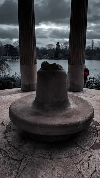 Paris, Fransa tapınağındaki taşın dikey görüntüsü.