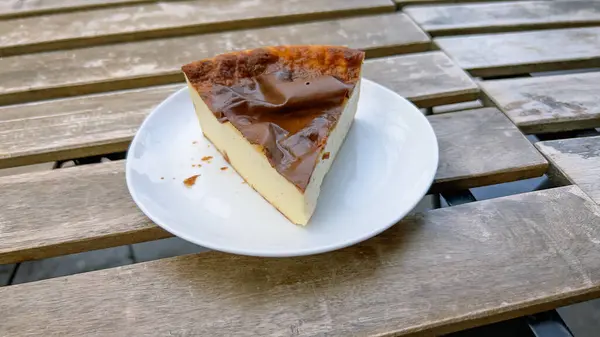 Fransa, Paris 'te tahta masanın üzerinde bir parça cheesecake.