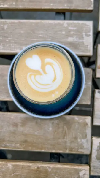 Fransa 'da, Paris' te, tahta masada sıcak kahve.