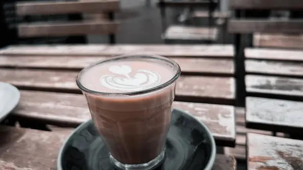 Ormanın arka planında fincanda sıcak kahve var. Paris, Fransa 'da