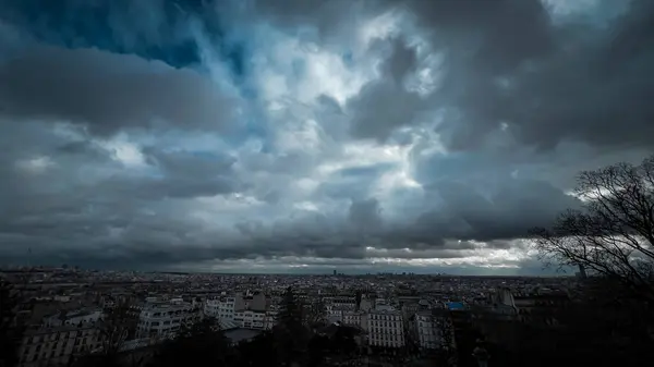 Gökyüzünde güzel bulutlar. Doğa ve iklim kavramı. Paris, Fransa 'da