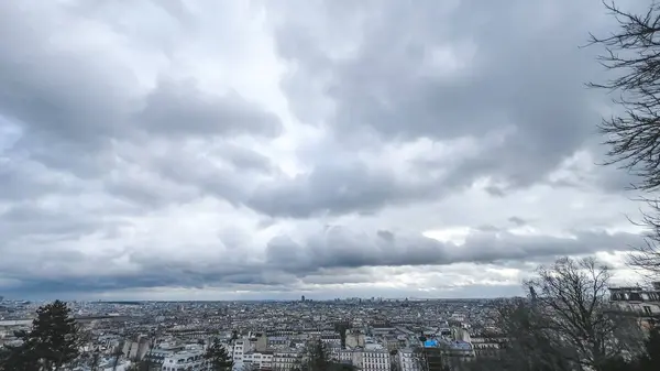 Kiev şehrinin üzerinde bulutlu bir gökyüzü. Ukrayna. Paris, Fransa 'da