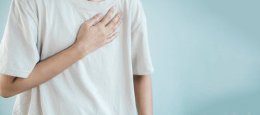 Kadın eli, sol göğsünü tutuyor, göğüs ağrısı, fotokopi odası, panorama..