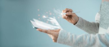 Kadınlar hisse senedi, yatırım, iş planlaması, büyüme, zenginlik, cihaz ekranından daha yüksek hologram gramı grafikleri analiz ediyorlar. elektronik, kopyalama alanı, yatay.