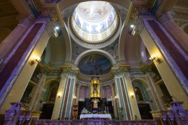 Tindari Sığınağı 'nın iç manzarası. Black Madonna nera bazilikası, dini mabet ve güzel dekorasyonlar. Işıldayan altınla dolu bir kilise.