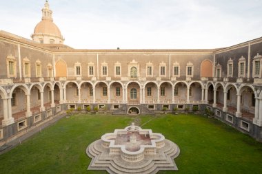 Barok merkez avlusu Catania Sicilya İtalya Benedictine manastırı Catania, Sicilya, İtalya: Açık gökyüzüne karşı panoramik manzara şimdi Universit dei Bened 'in bir parçası olan Benedictine manastırı