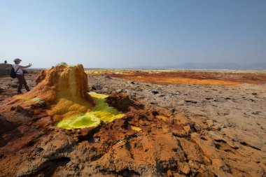 Dallol Gölü 'nde fotoğraf çeken bir turist, Danakil depresyonu, Etiyopya. Danakil Depresyonu 'nda, Erta Ale Dağları' nın kuzeydoğusunda bulunan volkanik bir volkan etrafında eşsiz bir karasal hidrotermal sistem..