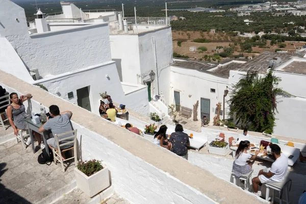 Ostuni, Puglia, İtalya, Avrupa 'da insanlar sohbet ediyor ve dinleniyor