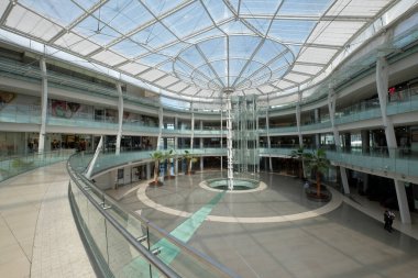 Müşteriler için alışveriş vahası gibi. Beş kat özenle düzenlenmiş, prim perakende, alışveriş ve eğlenceyi güzel, çevre dostu bir ortamda harmanlıyor..