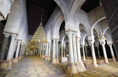 Uqb Camii olarak da bilinen Kairouan Büyük Camii, Tunus 'un Kairouan kentindeki UNESCO Dünya Mirası' nda yer alan ve Kuzey Afrika 'nın en etkileyici ve en büyük İslam eserlerinden biridir..