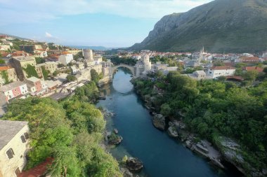 Mostar, Neretva Nehri üzerinde yer almaktadır ve ülkenin beşinci büyük şehridir. Mostar adını Stari En Eski Köprüsü 'nü koruyan Mostari köprüsünden almıştır.