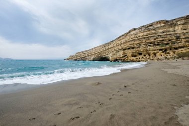 Matala sahilinin panoraması kayalıklarda Roma mezarlığı olarak kullanılan mağaralar ve 70 'li yıllarda Girit, Yunanistan' ın dört bir yanından hippiler yaşıyordu.