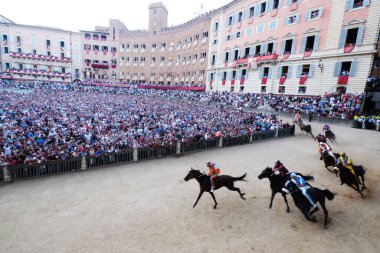 Palio di Siena, Toskana 'nın en çok beklenen yaz etkinliklerinden biridir. Her yıl 2 Temmuz ve 16 Ağustos' ta gerçekleşir..