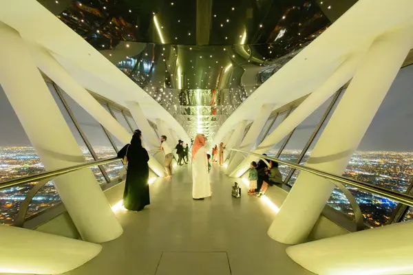 300 ton ağırlığında çelik bir yapı olan Skybridge 300 metre yüksekliğindeki kulenin tepesinde ve tüm Riyad 'a tepeden bakıyor...