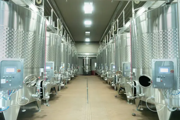 Kontrollü sıcaklık şarap tankları ile modern bir şaraphane içinde