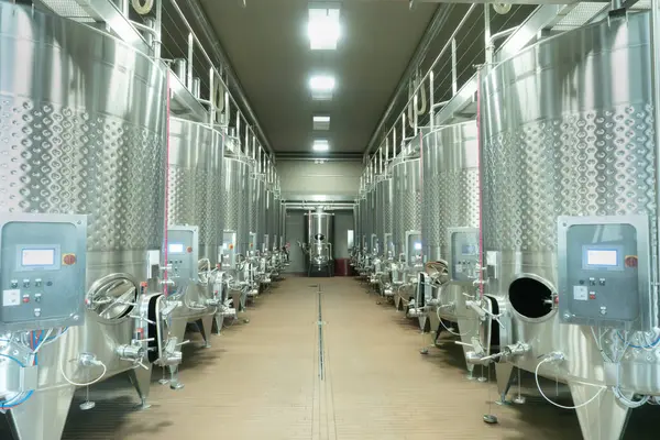 ワインの温度制御タンクと近代的なワイナリーの内側 ロイヤリティフリーのストック画像
