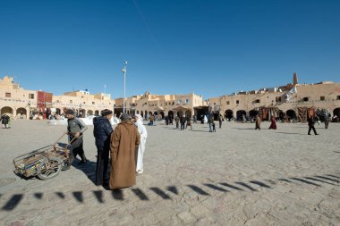 GHARDAIA, ALGERIA - Ghardaia şehrindeki merkez pazar meydanı, M 'Zab Vadisi, Cezayir