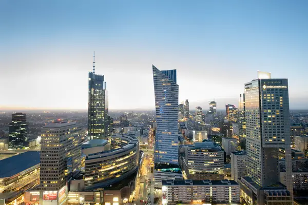 Akşamları Varşova merkezinden panoramik manzara