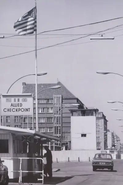 Checkpoint Charlie Beroemdste Grensovergang Tussen Oost West Berlijn Tijdens Koude Stockafbeelding
