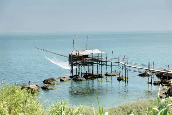 Trabocchi Sahili. Antik balıkçı makinesi Trabocco Punta le Morge 'un görüntüsü