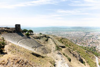 Pergamon, İzmir, Türkiye olarak da bilinen antik Pergamum kentinin kalıntılarında Roma amfi tiyatrosu.