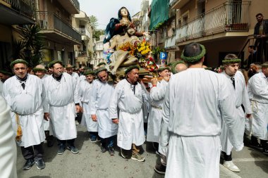 NOCERA TERINESE, İTALYA - 9 Nisan 2024 - Madonna Addolorata ve İsa 'nın Paskalya Kutsal Cumartesisinde geçit töreni
