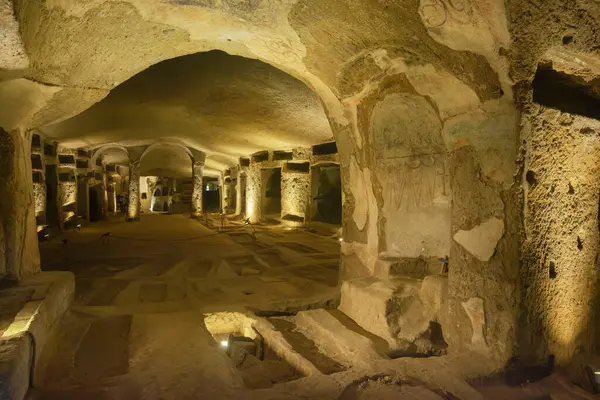  Napoli 'nin ünlü turistik merkezi manzarası. San Gennaro 'daki yeraltı mezarları Napoli, İtalya' daki tuff 'u kazdılar.