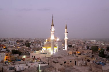 İsa Mesih 'in camii gün batımında madaba' nın arka planına karşı aydınlanarak mimari güzelliğini ve manevi önemini gözler önüne seriyor.