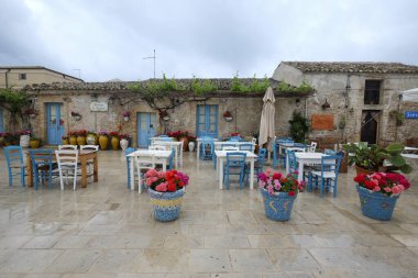 Sicilya 'nın Syracuse iline bağlı Marzaemi köyü. Marzamemi Meydanı, Siracusa ili, Sicilya, İtalya, Avrupa 'da küçük bir balıkçı köyü..