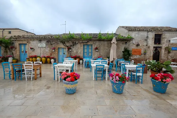 Sicilya 'nın Syracuse iline bağlı Marzaemi köyü. Marzamemi Meydanı, Siracusa ili, Sicilya, İtalya, Avrupa 'da küçük bir balıkçı köyü..