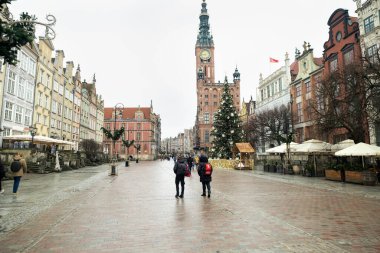 Gdansk, Polonya, Gdansk Town Hall Dluga caddesinde (uzun şerit) yer almaktadır. Noel zamanı şehirde bir yürüyüş.