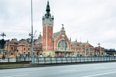 Gdansk Pırıltılı, Polonya 'nın ana tren istasyonu, bulutlu bir günde saat kulesini ve platformunu gösteriyor.