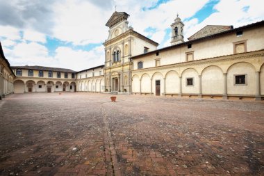 Floransa Charterhouse Kilisesi 'nin büyük manastır ve iç avlusu Certosa di Galluzzo di Firenze Toskana, İtalya.