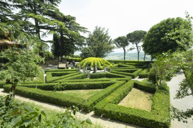 Geometrik bahçe manzarası Montepulciano, Toskana, arka planda yuvarlanan tepeler