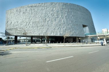Aswan, Mısır yakınlarındaki bir köyde parlak boyanmış nübyeli evler geleneksel mimari ve canlı renkler sergiliyor.