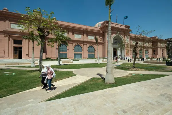 Aswan, Mısır yakınlarındaki bir köyde parlak boyanmış nübyeli evler geleneksel mimari ve canlı renkler sergiliyor.